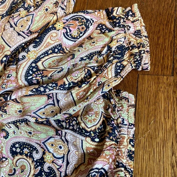 Loose and airy pants from Anthropology. Elastic waist and around ankle - Picture 2 of 7